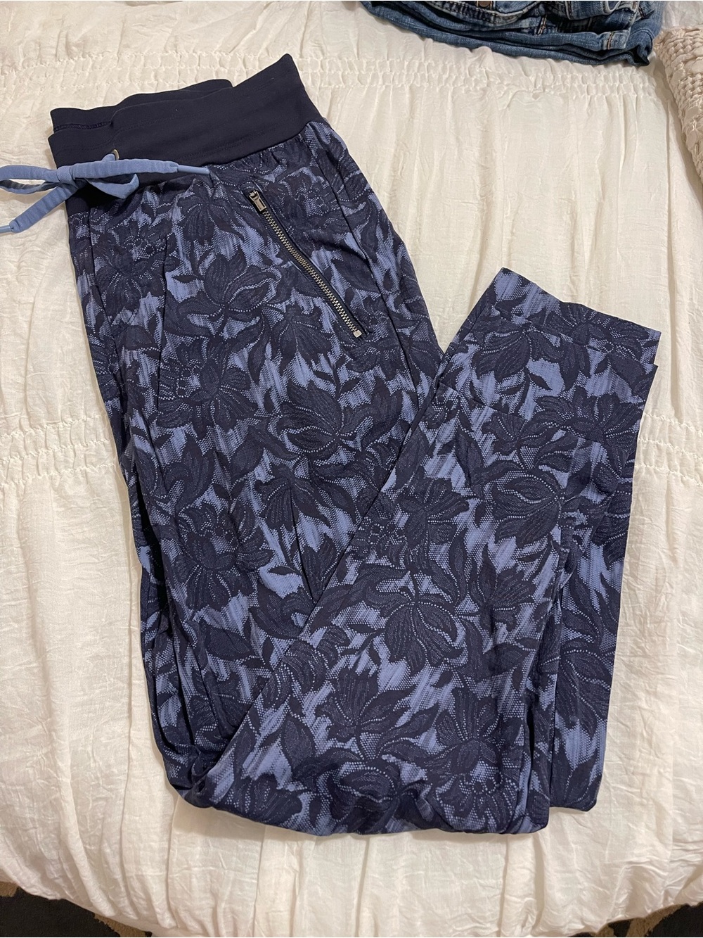 Women's Athleta Navy Floral Print Jogger Pants - Size 4